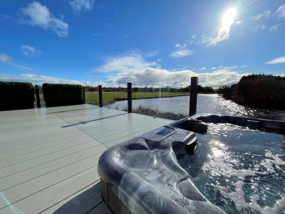 Luxury Lakeside Lodge With Htub Beautiful Views Annan Exterior photo
