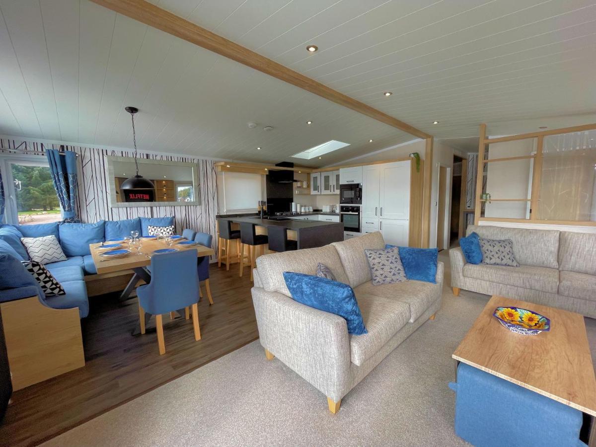Luxury Lakeside Lodge With Htub Beautiful Views Annan Exterior photo