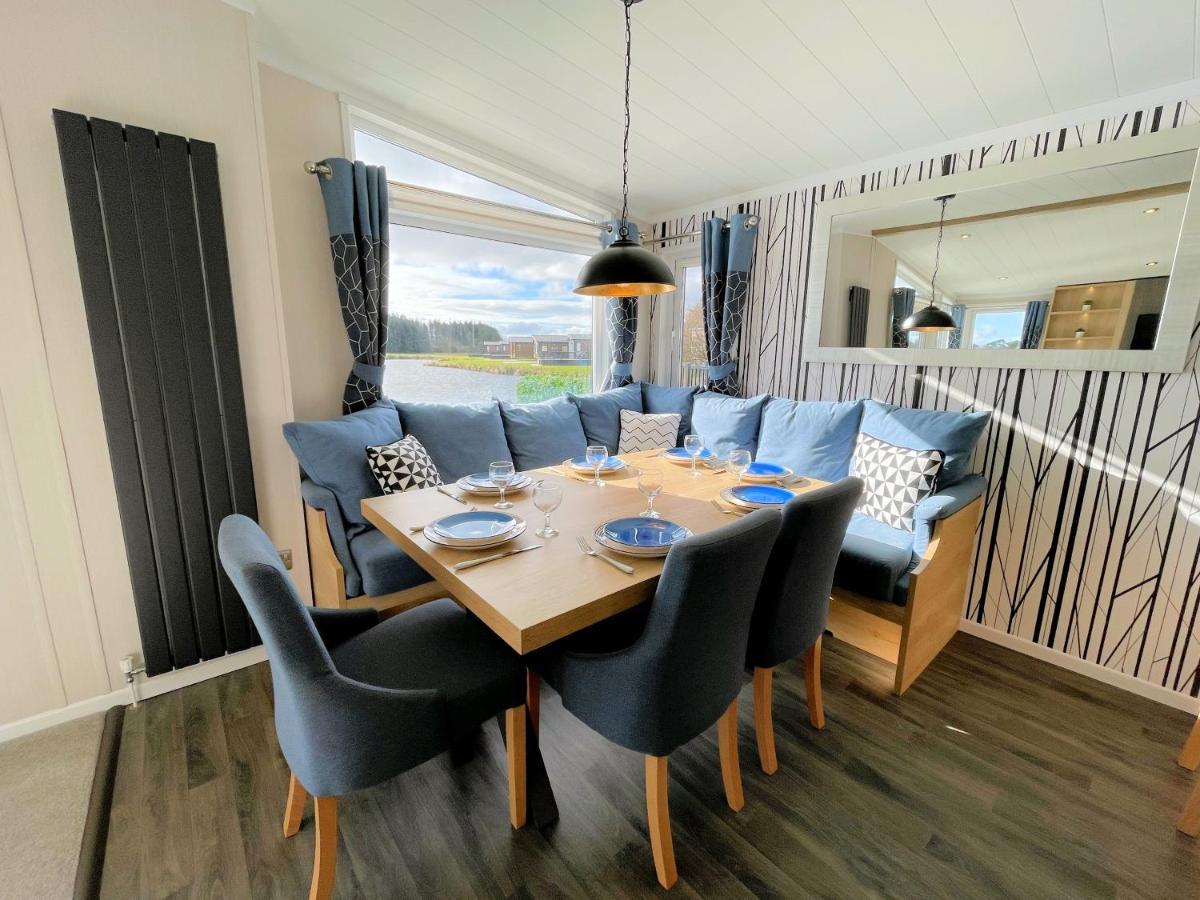 Luxury Lakeside Lodge With Htub Beautiful Views Annan Exterior photo