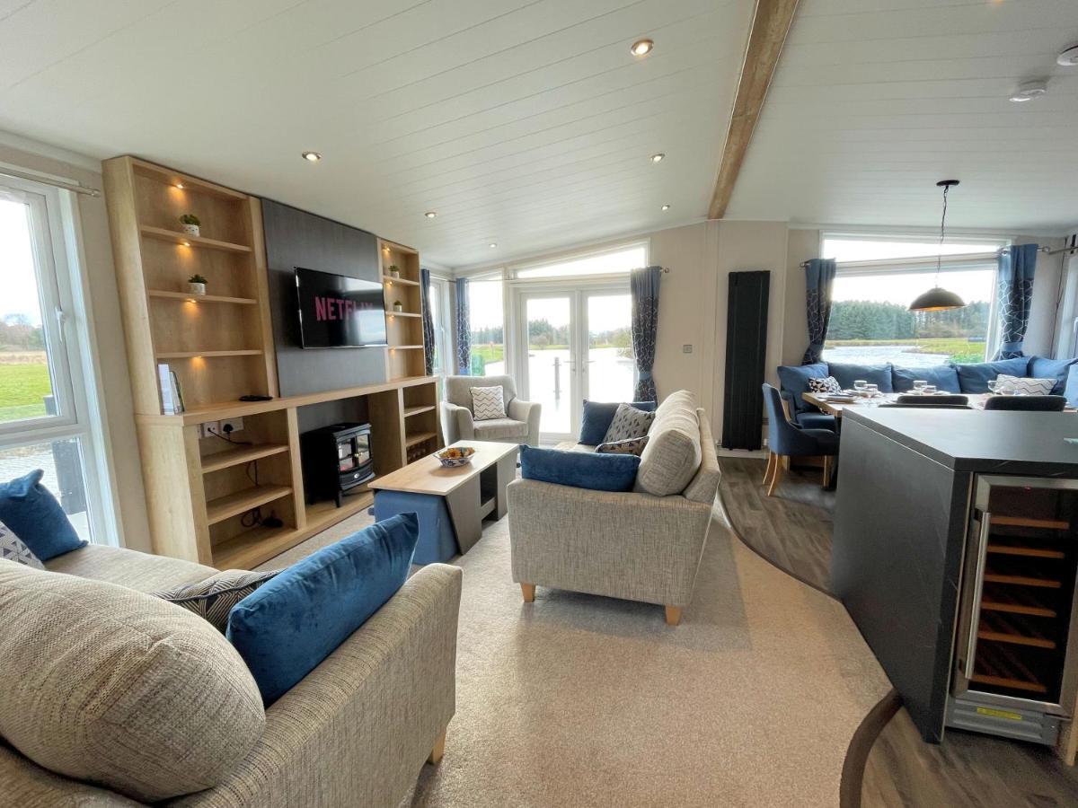 Luxury Lakeside Lodge With Htub Beautiful Views Annan Exterior photo