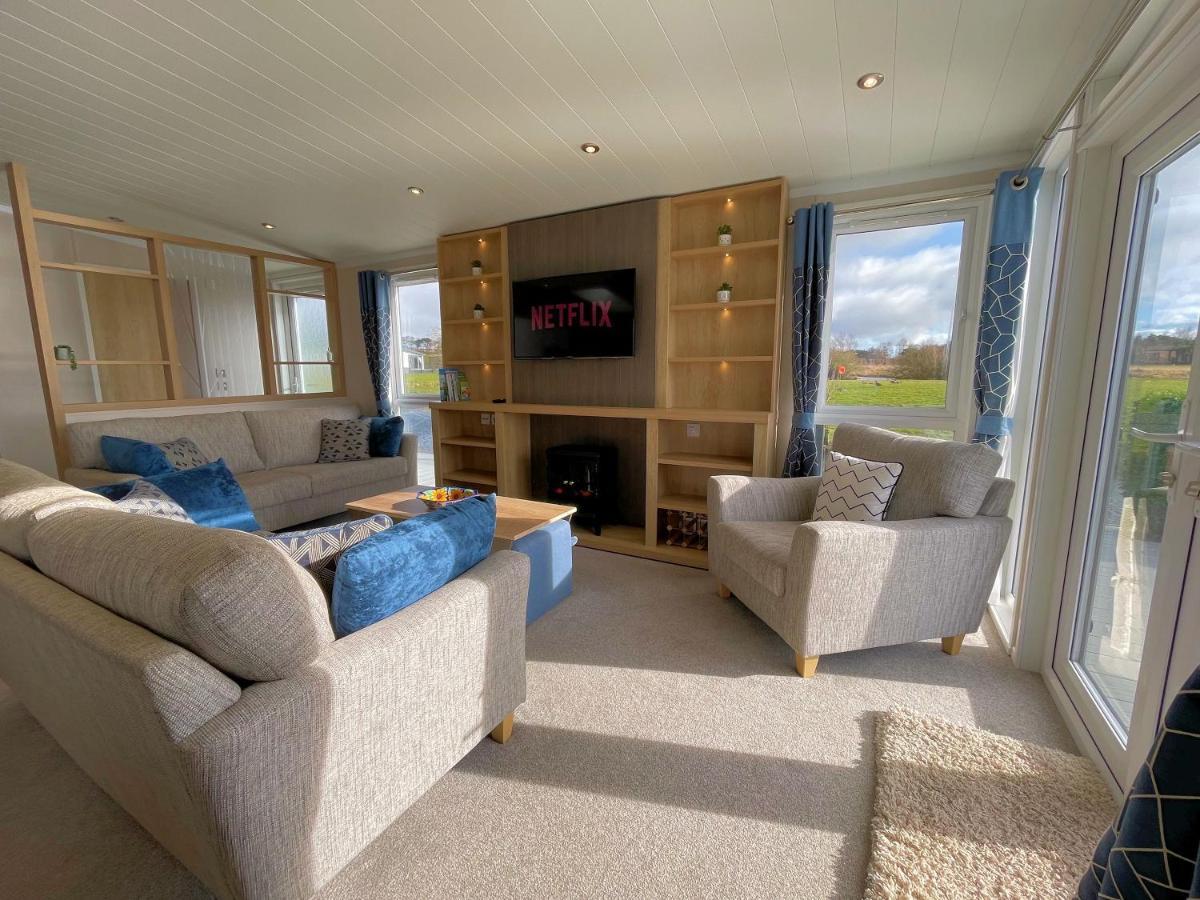 Luxury Lakeside Lodge With Htub Beautiful Views Annan Exterior photo