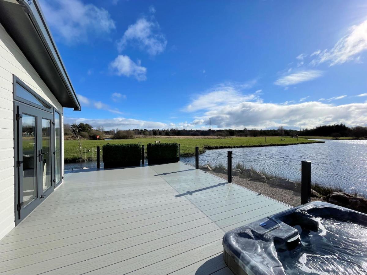 Luxury Lakeside Lodge With Htub Beautiful Views Annan Exterior photo