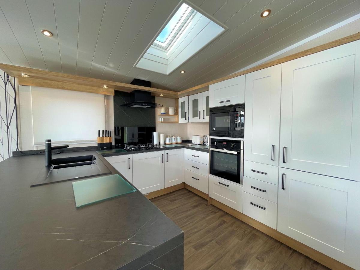 Luxury Lakeside Lodge With Htub Beautiful Views Annan Exterior photo
