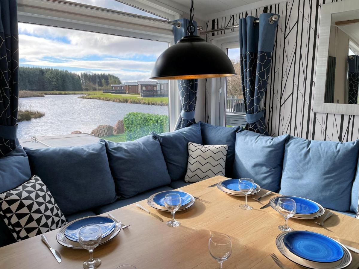 Luxury Lakeside Lodge With Htub Beautiful Views Annan Exterior photo