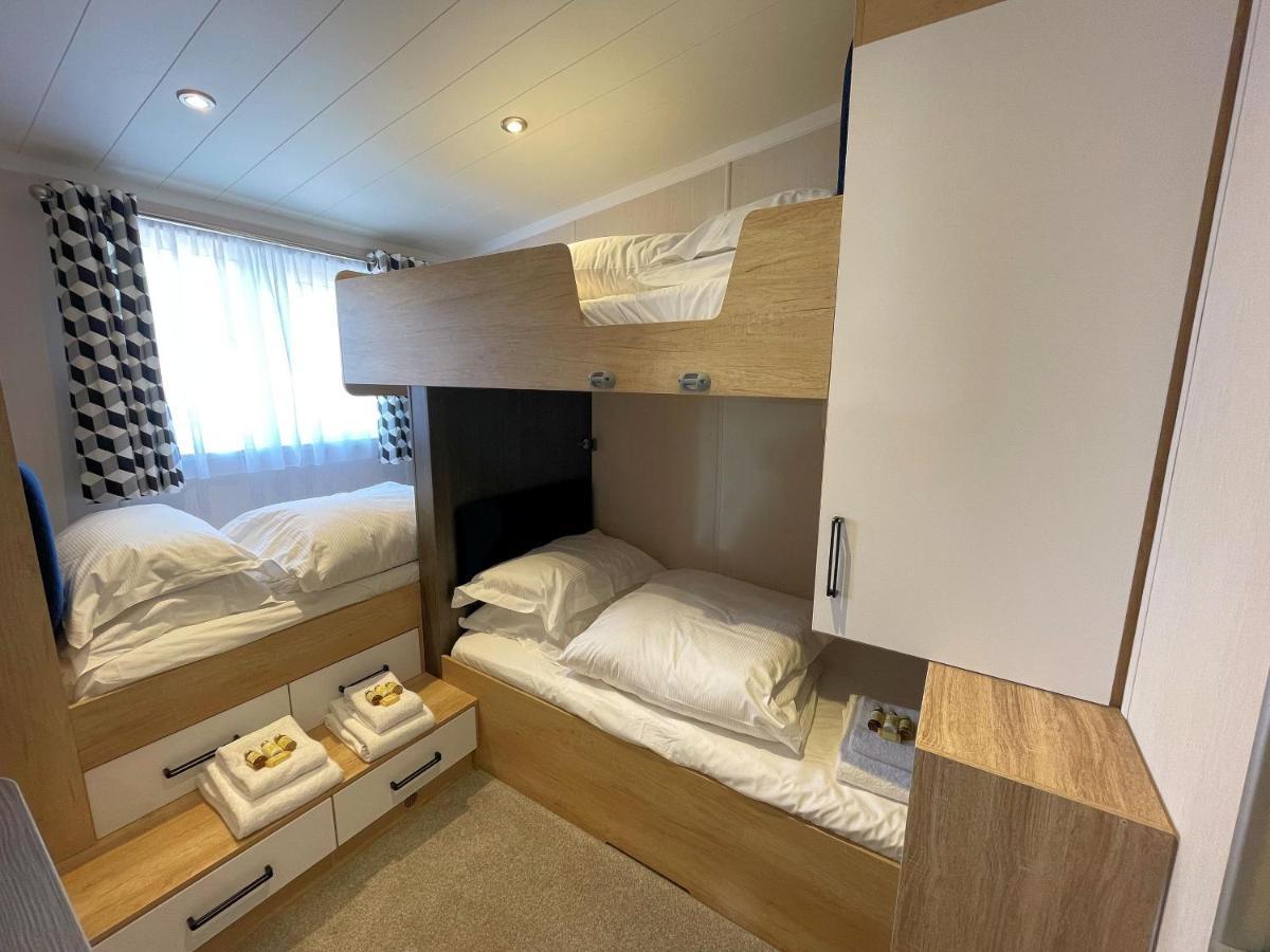 Luxury Lakeside Lodge With Htub Beautiful Views Annan Exterior photo